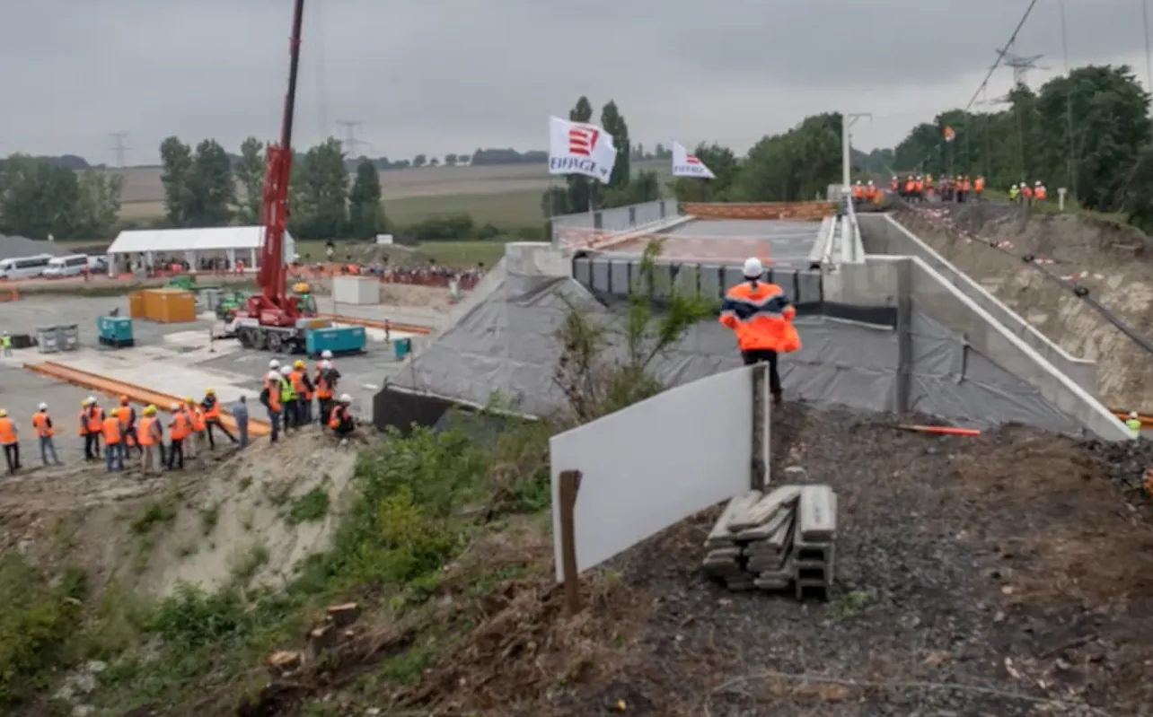 Ripage du pont-rail de l'A719 suivi en timelapse